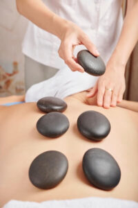 Masáž Horúcimi kameňmi (Hot Stone Massage) / Masáž lávovými kameňmi